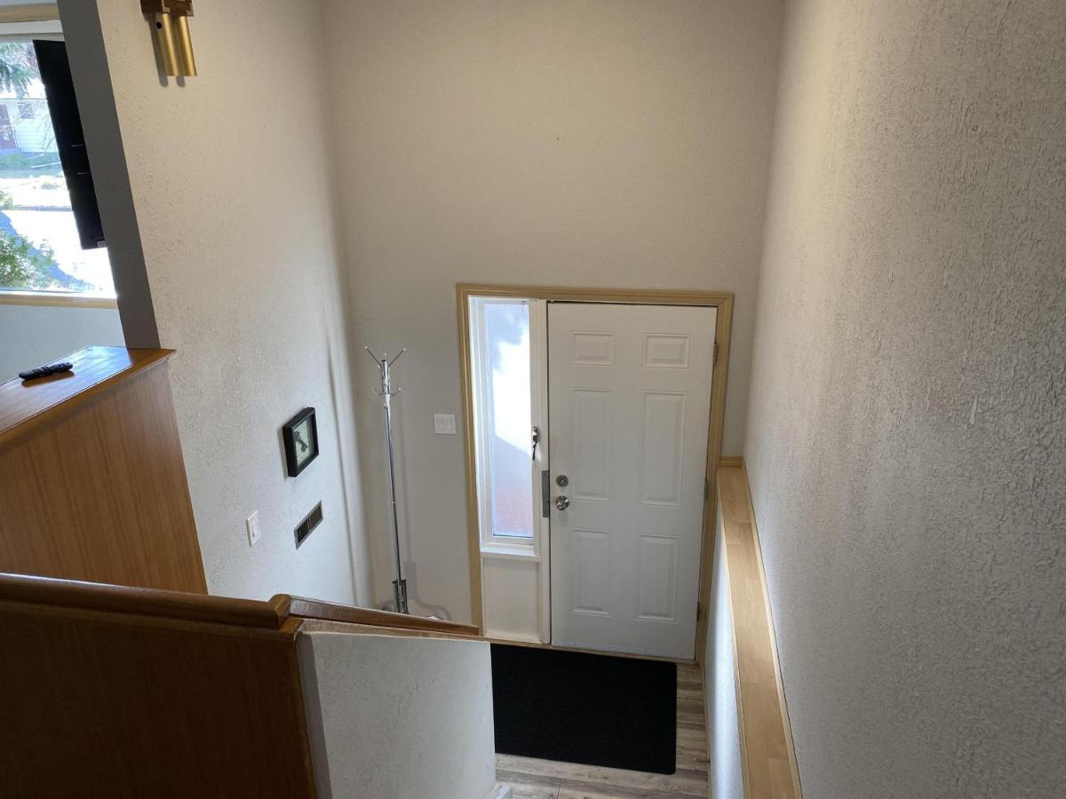 Easy Access Full Duplex - Sleeps 12 Βίλα Lethbridge Εξωτερικό φωτογραφία